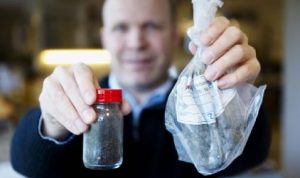 Glas og pose med prøver til analyse