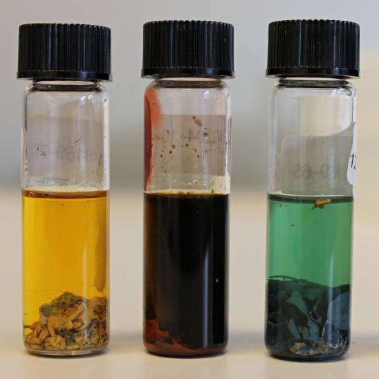 bygningsmateriale 3 prøveglas med prøver af bygningsmaterialer.